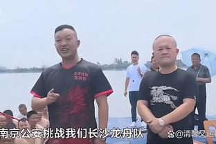 湖人自媒体晒争议判罚瞬间正面照：最好的角度 里夫斯被打到了